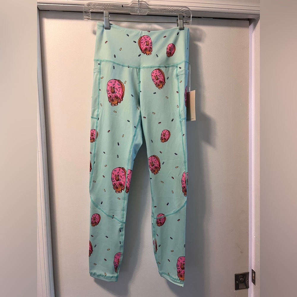Feed Me Fight Me : Donut Skull High-rise
Full length leggings. Size M